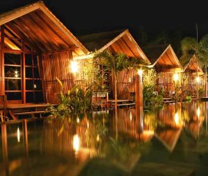un complexe avec une piscine ouverte la nuit dans l'établissement Wah Resort Gili Trawangan, à Gili Trawangan