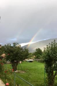 サン・タンドレ・レ・ザルプにあるLe colombier Studioの庭上空虹
