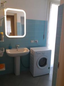 La salle de bains est pourvue d'un lave-linge et d'un lavabo. dans l'établissement Casa Eva 2010, à Crémone