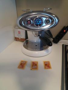 a white counter top with a food processor and a counter at Casa Eva 2010 in Cremona