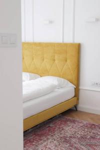 1 dormitorio con 1 cama con cabezal de mechón insertado en Deák20 Residence en Szeged