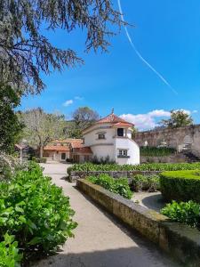 un edificio con un sentiero di fronte a un giardino di Casa de Quintã a Marco de Canaveses
