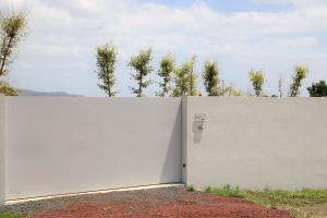 uma cerca branca com uma parede branca em Belém Lodge em Ponta Delgada