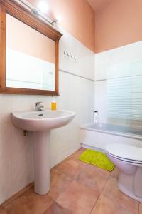 een badkamer met een wastafel, een toilet en een bad bij Home2Book Maruja's House Ocean View & Wifi in Tabaiba