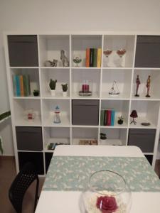 Pokój ze stołem i półką z wazami w obiekcie APARTAMENTO BEDIESTA w mieście Santa Cruz de la Palma