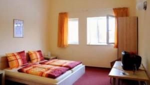 a bedroom with a bed and a window at Hotel Zug um Zug in Schemmerhofen