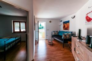 un soggiorno con un divano e una TV di Waimarie a Fažana