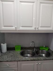 blat kuchenny ze zlewem i białymi szafkami w obiekcie APARTAMENTO BEDIESTA w mieście Santa Cruz de la Palma