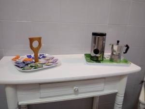 Zestaw do parzenia kawy i herbaty w obiekcie APARTAMENTO BEDIESTA
