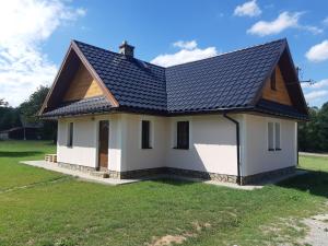 una casa con techo negro en Beskid - Świątkowa en Świątkowa Mała