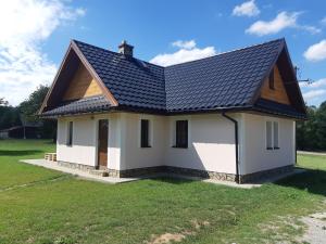 dom z czarnym dachem w obiekcie Beskid - Świątkowa w mieście Świątkowa Mała