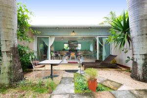 Vườn quanh Rusty Pelican - Lazy Lizard Container Home.
