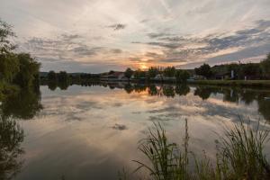 Foto dalla galleria di Camelot Resort a Husasău de Criş