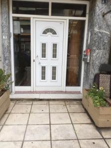 The facade or entrance of Leoforos 28is Oktovriou
