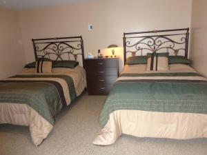 埃德門茲頓的住宿－快樂汽車旅館，卧室内两张并排的床