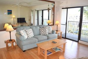 uma sala de estar com um sofá e uma mesa em Kihei Akahi C611 em Wailea