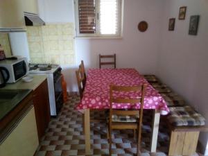 波塞達列的住宿－Apartman Ana-Zora，厨房配有桌椅和微波炉。