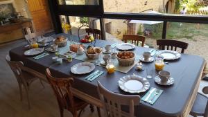 einem blauen Tisch mit Lebensmitteln und Körben mit Lebensmitteln darauf in der Unterkunft La Ferme des Andes in Quins