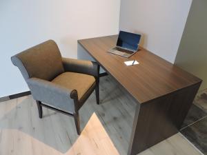 escritorio con silla y ordenador portátil en Apart-Hotel Wiesbaden en Wiesbaden