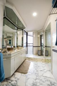 a bathroom with two sinks and a large mirror at Air Lux in Mexico City