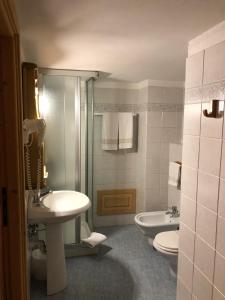 a bathroom with two toilets and a sink and a shower at Hotel Gran Baita in Gressoney-Saint-Jean