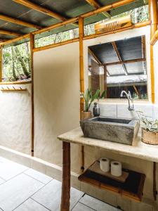 A bathroom at Universo Pol Bamboo Hostel
