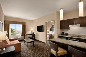 Foto de la galería de Days Inn & Suites by Wyndham Winnipeg Airport Manitoba en Winnipeg