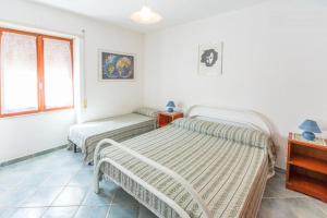 A bed or beds in a room at On The Beach La Rena Beddha