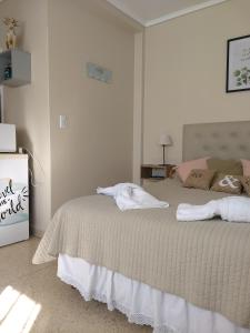 1 dormitorio con 1 cama y 2 toallas blancas en MONOAMBIENTE VINTAGE en Mar del Plata