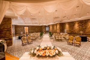 a banquet hall with a long aisle with tables and chairs at Mudeung Park Hotel in Gwangju