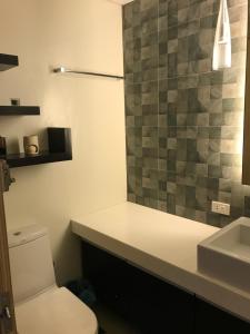 Kúpeľňa v ubytovaní Creys Condo 2 at Pico de Loro Cove