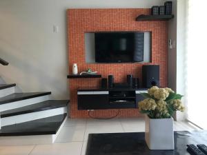 Televízia a/alebo spoločenská miestnosť v ubytovaní Creys Condo 2 at Pico de Loro Cove