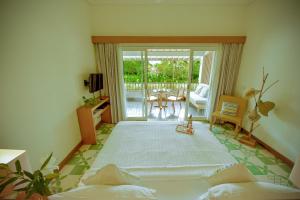 Postel nebo postele na pokoji v ubytování The Open House Jimbaran Bali