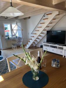 TV a/nebo společenská místnost v ubytování Ferienwohnung Ankerplatz Bodensee