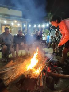 Un groupe de gens assis autour d'un feu dans l'établissement Ecobromo, à Pasuruan