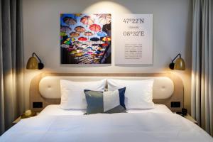 ein Schlafzimmer mit einem großen weißen Bett mit weißen Kissen in der Unterkunft Hotel Felix in Zürich