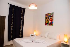 NEW YORK by luxury atitlan في سان بيدرو لا لاغونا: غرفة عليها سرير وبجعة