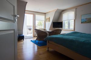 a bedroom with a bed and a table with chairs at Strandbaden Köpingsvik in Köpingsvik