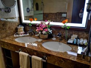 Ванная комната в Golden Tulip Media Hotel
