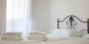 a bed with white towels sitting on top of it at Casa dos Tios in Fátima