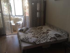 Säng eller sängar i ett rum på Apartment on Melashvili 24 (Old Batumi)