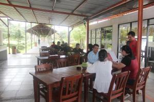 Thong's Inn Hotel Kualanamu tesisinde bir restoran veya yemek mekanı