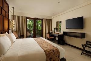 Кровать или кровати в номере Padma Resort Legian