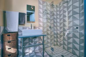 Ванная комната в Cozy, Modern Living in Maboneng: 104