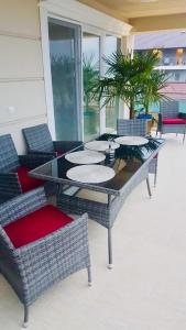 patio con tavolo e sedie in vimini di Briza pe promenada a Mamaia Nord - Năvodari
