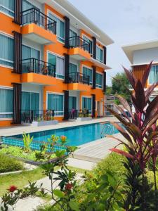 een appartementencomplex met een zwembad ervoor bij Long N Joy Samui in Chaweng Beach