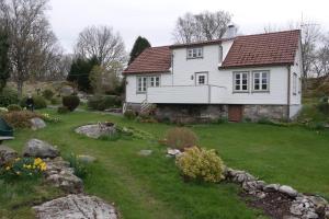 RøyksundIdyllisk feriested的一座带花园的白色房子
