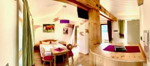 Zimmer mit einem Bett und einem Tisch in der Unterkunft Appartementhaus „die Kuh am See“ (vormals Haus St. Leonhard) in Schliersee