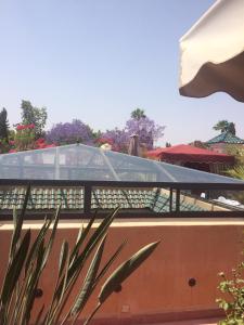 eine Glaskuppel auf einem Gebäude in der Unterkunft Riad Rêves D'orient in Marrakesch