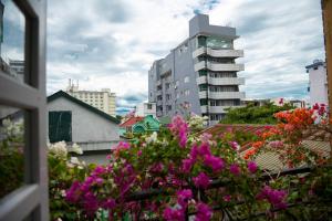 - une vue depuis la fenêtre d'une ville ornée de fleurs roses dans l'établissement Minh Tam Guesthouse, à Hue